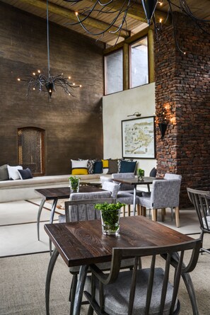 Se sirven desayunos, almuerzos y cocina africana (con vistas al jardín) 