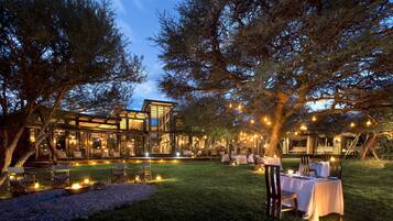 Breakfast, lunch, dinner served; African cuisine, garden views