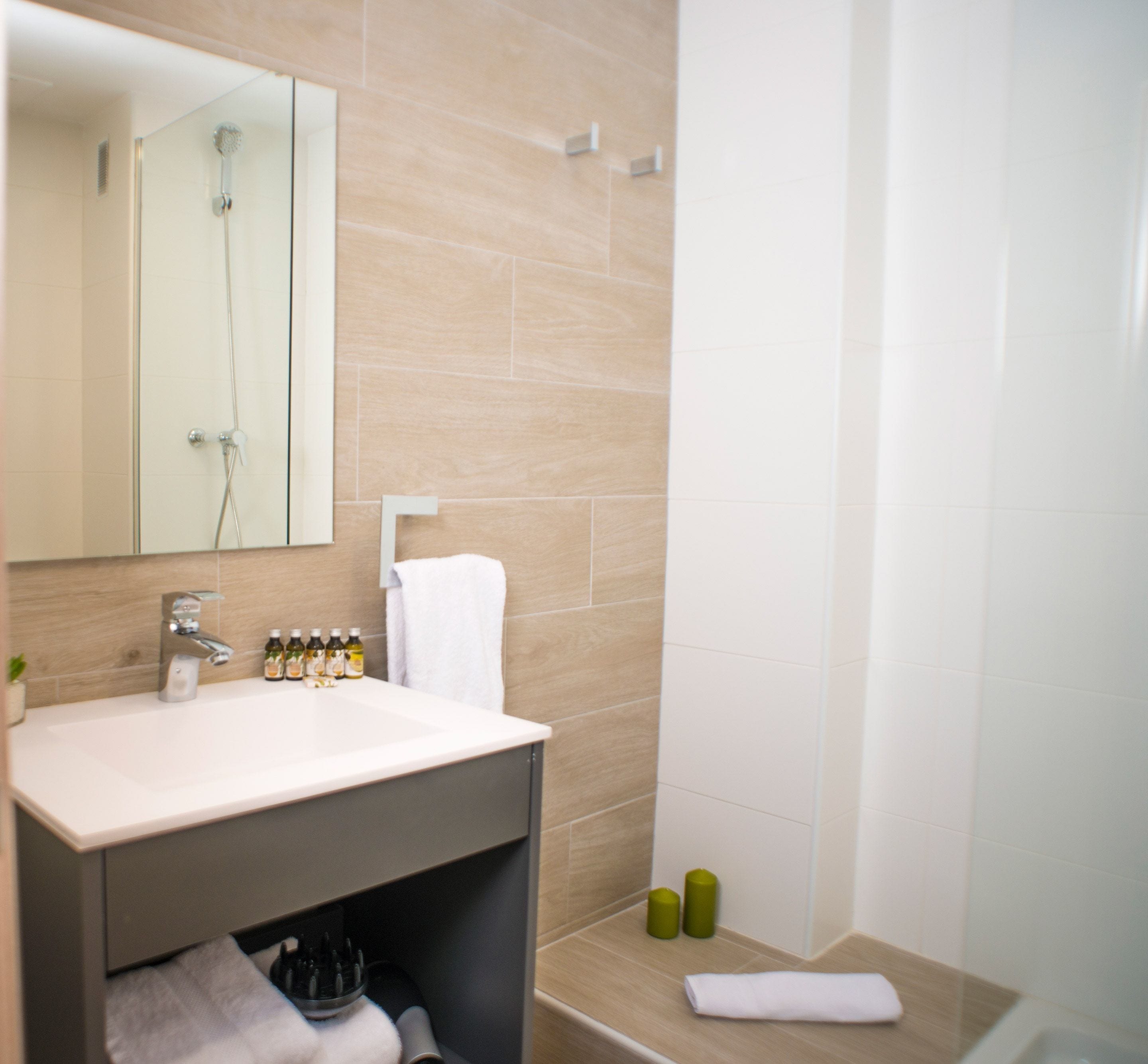 Combined shower/tub, hair dryer, towels