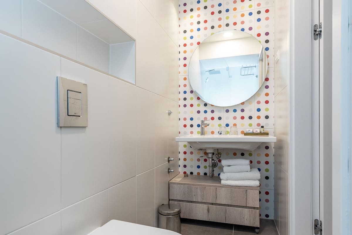 superior room | bathroom | free toiletries, hair dryer, towels