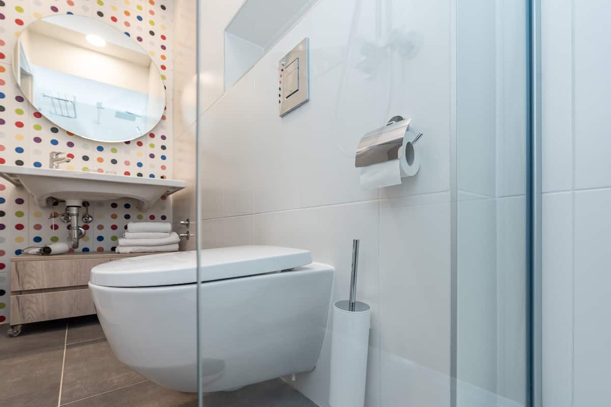 standard double room, partial sea view | bathroom | free toiletries, hair dryer, towels