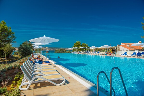 Indoor pool, 2 outdoor pools