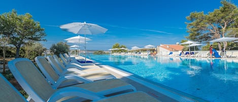 Indoor pool, 2 outdoor pools