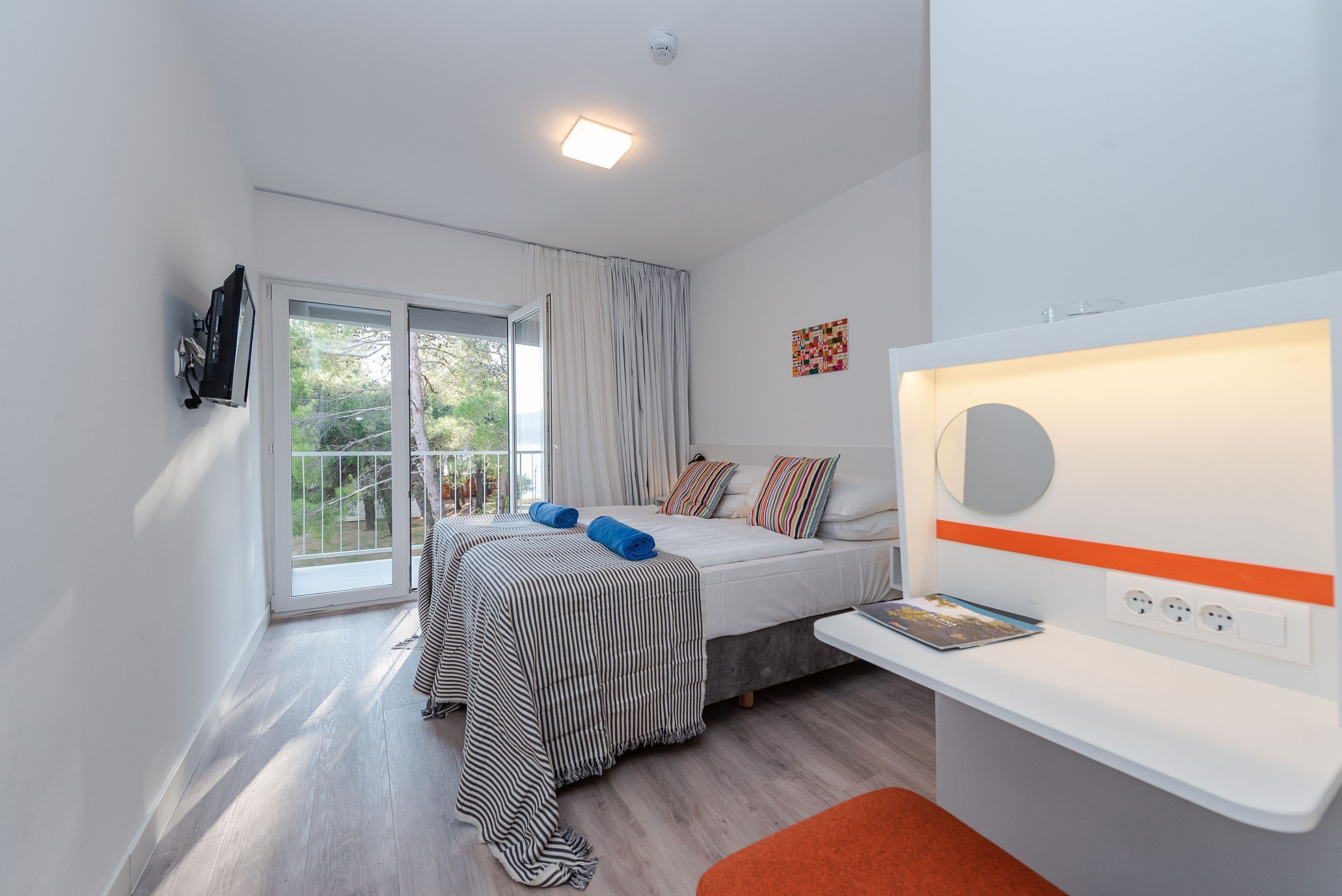 family room | in-room safe, desk, free wifi, bed sheets