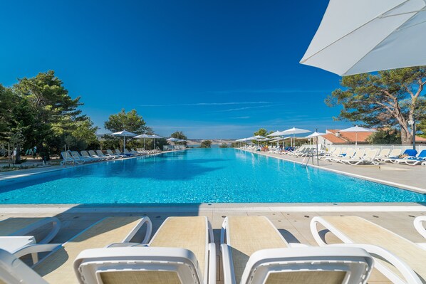 Indoor pool, 2 outdoor pools
