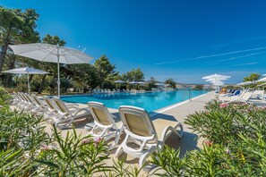 Indoor pool, 2 outdoor pools