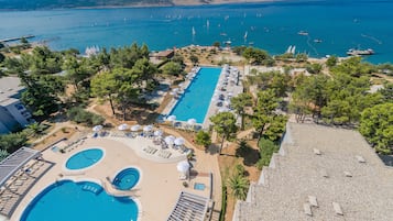 Indoor pool, 2 outdoor pools