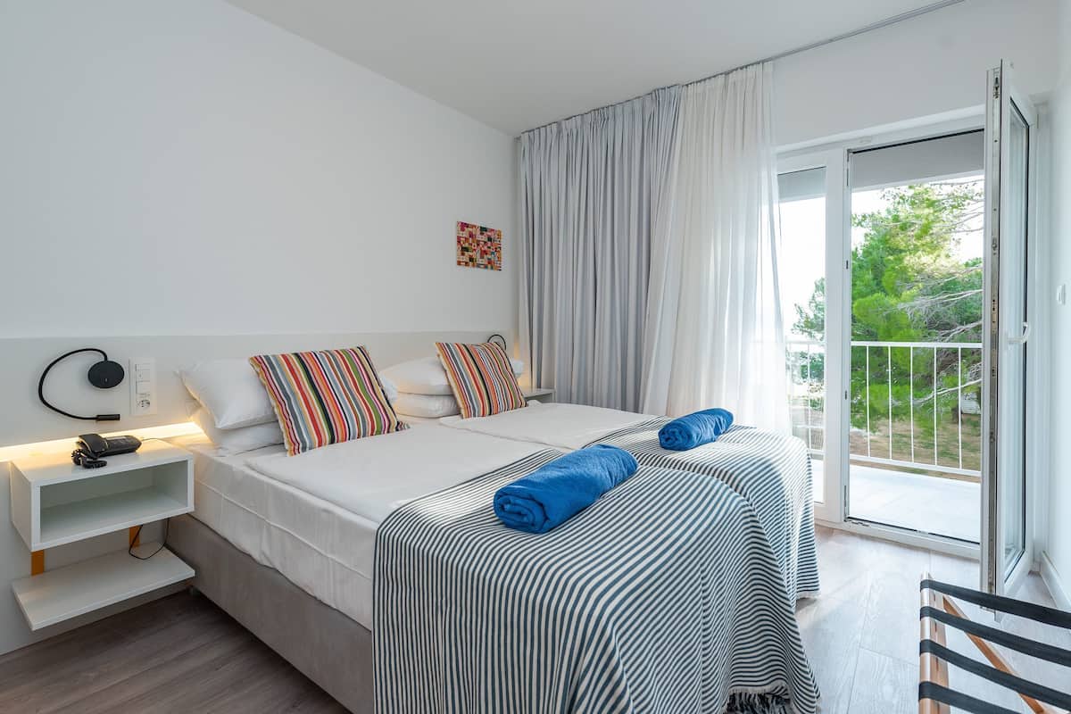 family room | in-room safe, desk, free wifi, bed sheets