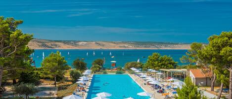 Innendørsbasseng og 2 utendørsbassenger