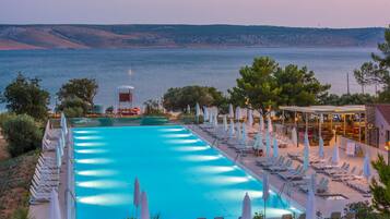 Piscine couverte, 2 piscines extérieures