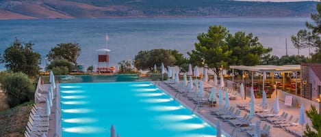 Una piscina cubierta, 2 piscinas al aire libre