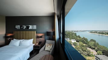 Cofres nos quartos, escrivaninha, cortinas blackout