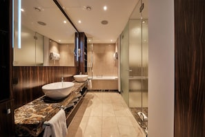 Suite (Panorama) | Bathroom | Free toiletries, hair dryer, towels, soap - Radisson Blu Hotel, Bonn (Bonn)