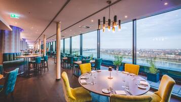 3 restaurants; breakfast, lunch and dinner served