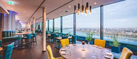 3 restaurants; breakfast, lunch, and dinner served