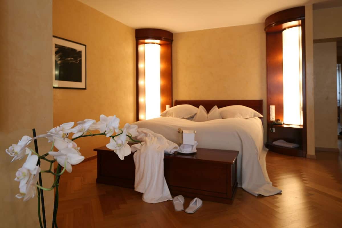 Blackout curtains, free WiFi, bed sheets