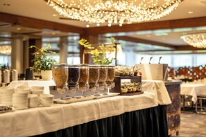 Café da manhã com buffet todos os dias (EUR 20 por pessoa)
