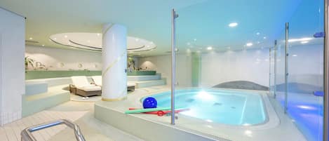 2 kolam renang tertutup, kolam renang terbuka bermusim