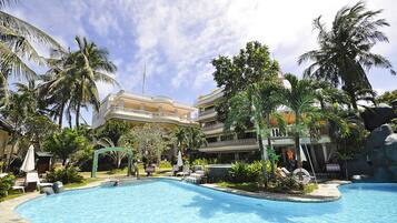 3 outdoor pools, open 6:00 AM to 10 PM, pool loungers