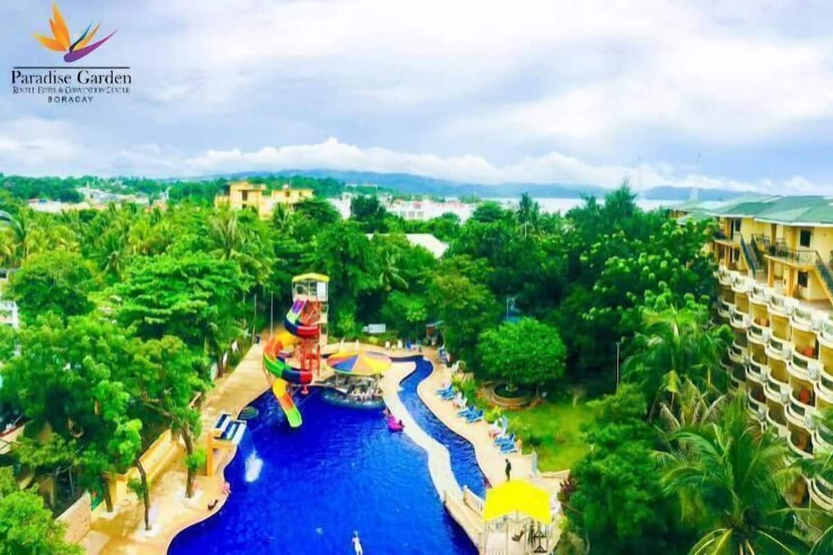 Pool | 3 outdoor pools, open 6:00 AM to 10 PM, pool loungers