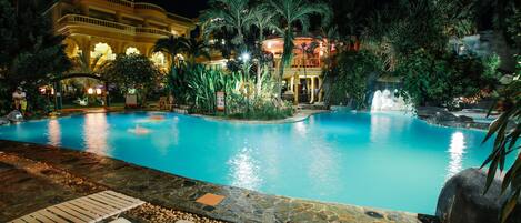 3 piscinas al aire libre (de 06:00 a 22:00), tumbonas