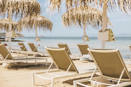 Playa privada en los alrededores, sillas reclinables de playa. Divani Escape- Adults only