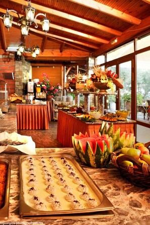 Se sirven desayunos y cenas; con vista a la playa 