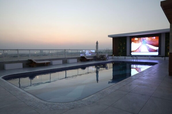 Outdoor pool, pool umbrellas, sun loungers