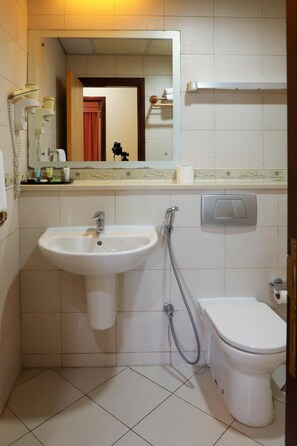 Badezimmer | Badewanne, kostenlose Toilettenartikel, Handtücher