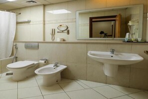 Badewanne, kostenlose Toilettenartikel, Handtücher