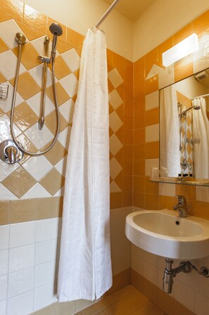 Chambre double, salle de bain privée | Minibar, décor unique, ameublement unique, bureau