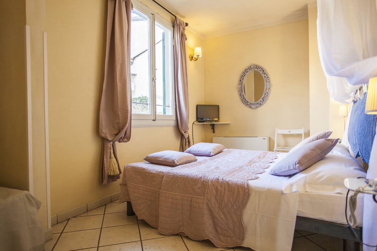 Triple Room, Private Bathroom | Minibar, desk, blackout drapes, iron/ironing board (on request)