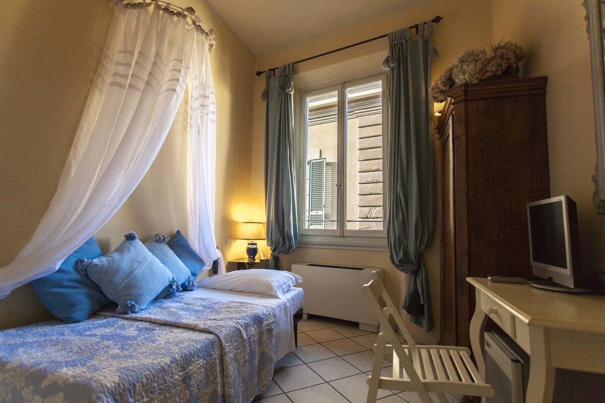 Single Room, Private Bathroom | Minibar, desk, blackout drapes, iron/ironing board (on request)