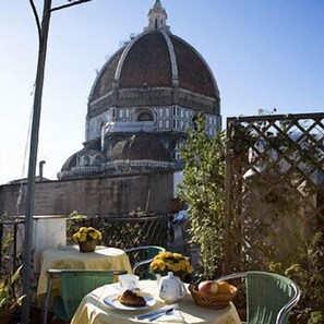 Outdoor dining - Novecento (Scicli)