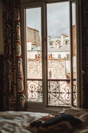 ห้องเอ็กเซกคิวทีฟดับเบิล | เครื่องนอนระดับพรีเมียม, โต๊ะทำงาน, พื้นที่ทำงานแบบใช้แล็ปท็อป