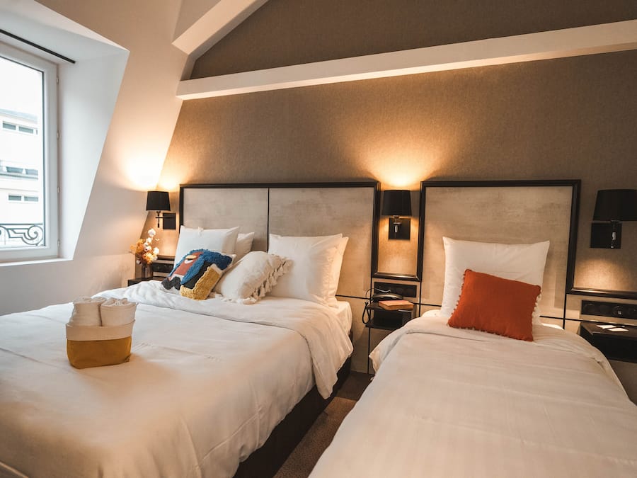 Ropa de cama de alta calidad y escritorio