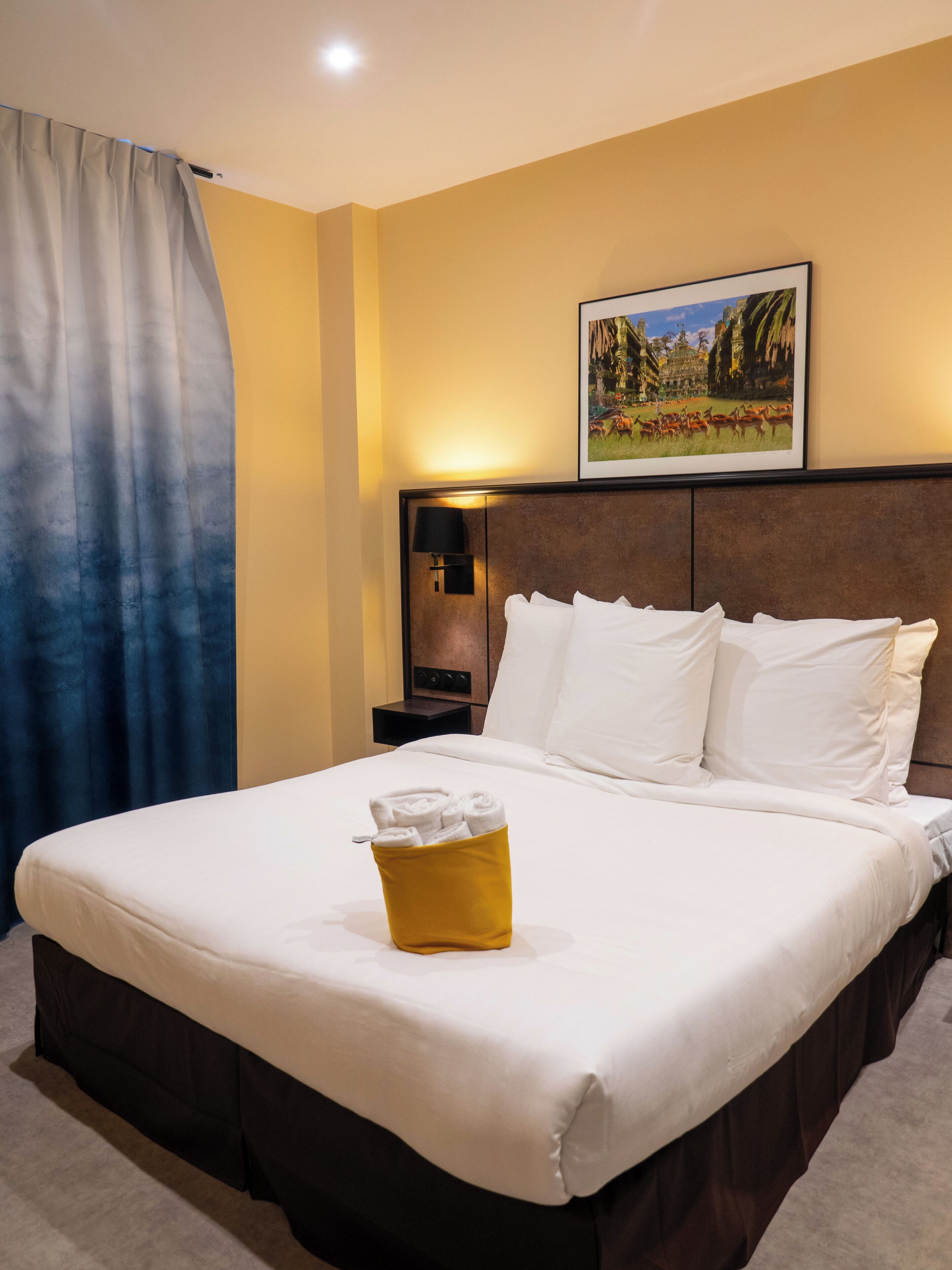 Ropa de cama de alta calidad y escritorio 