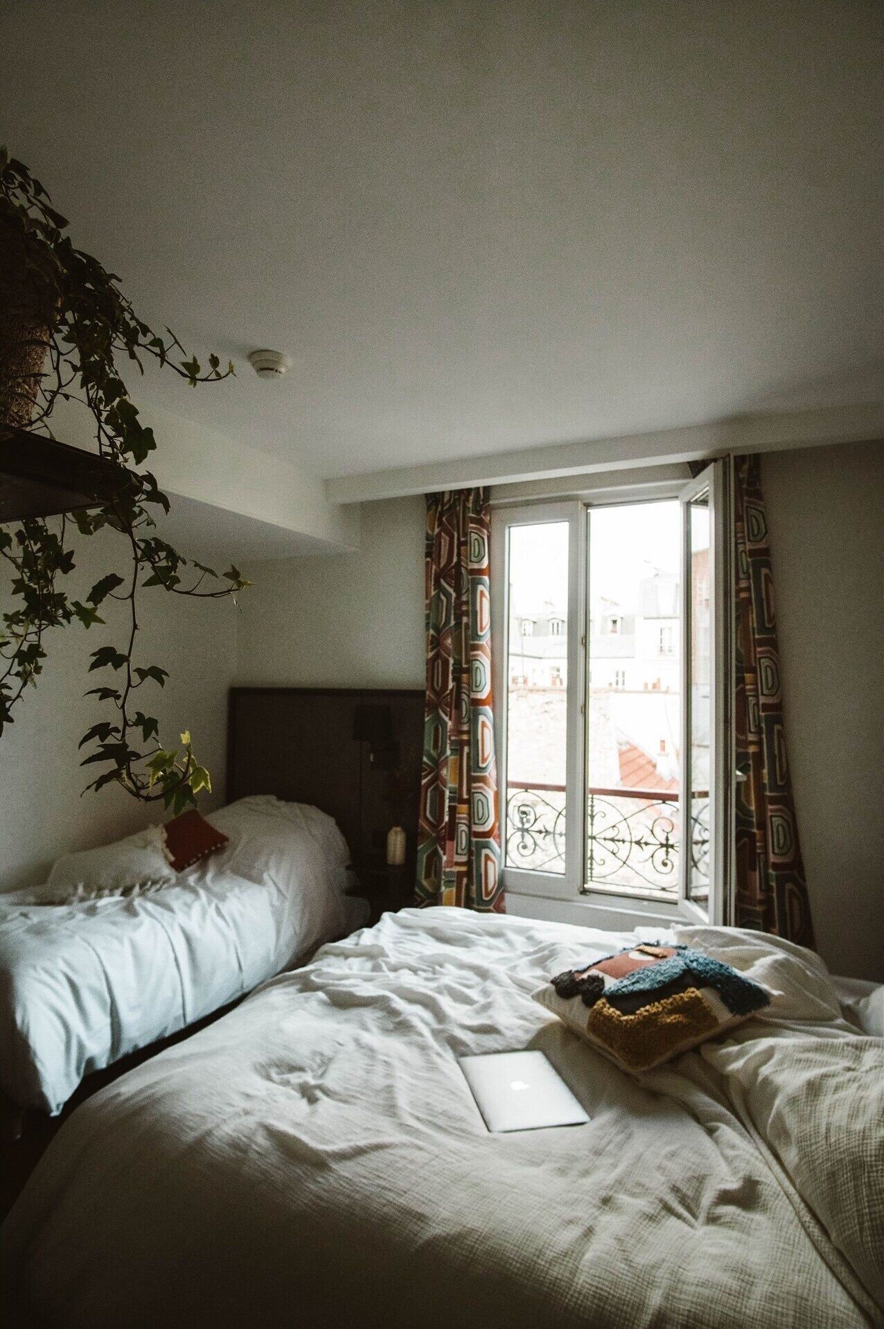 Luxe beddengoed, een bureau, een laptopwerkplek, geluiddichte muren