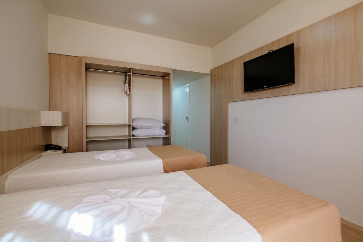Een minibar, een kluis op de kamer, een bureau, geluiddichte muren