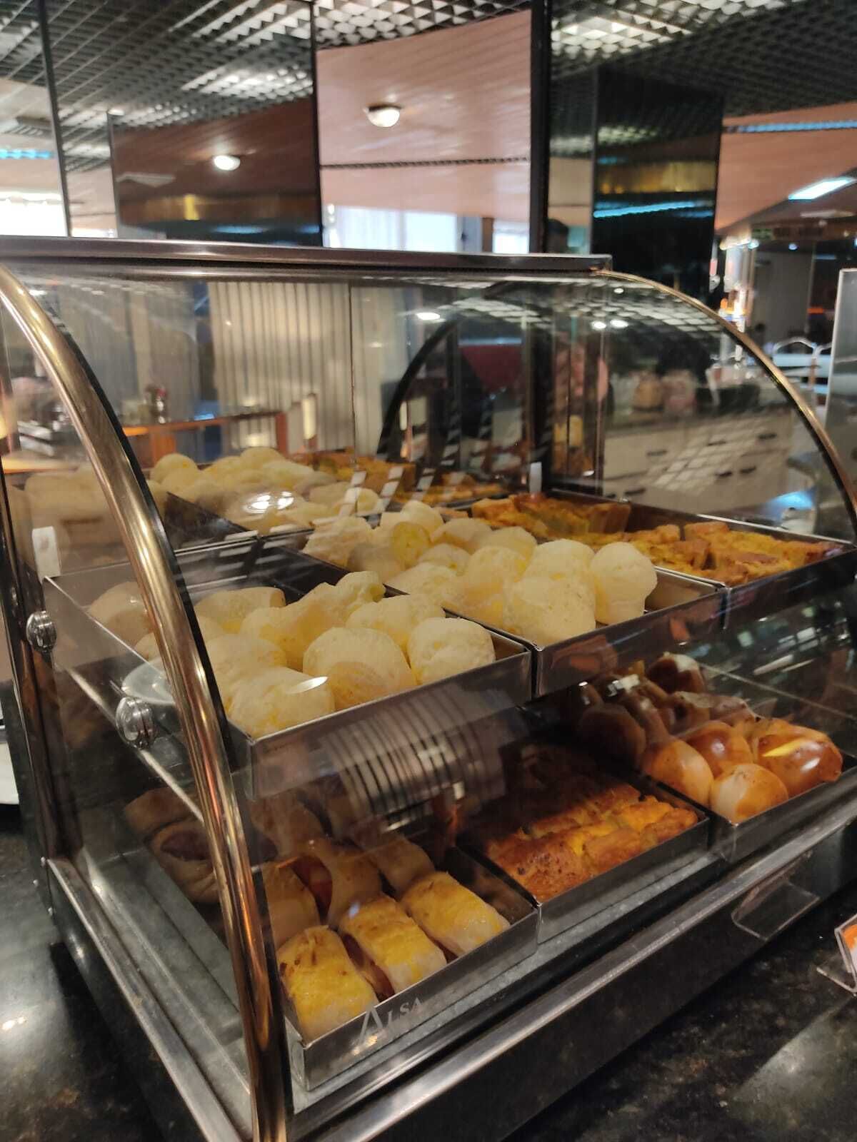 Een vitrine met verschillende gebakjes.