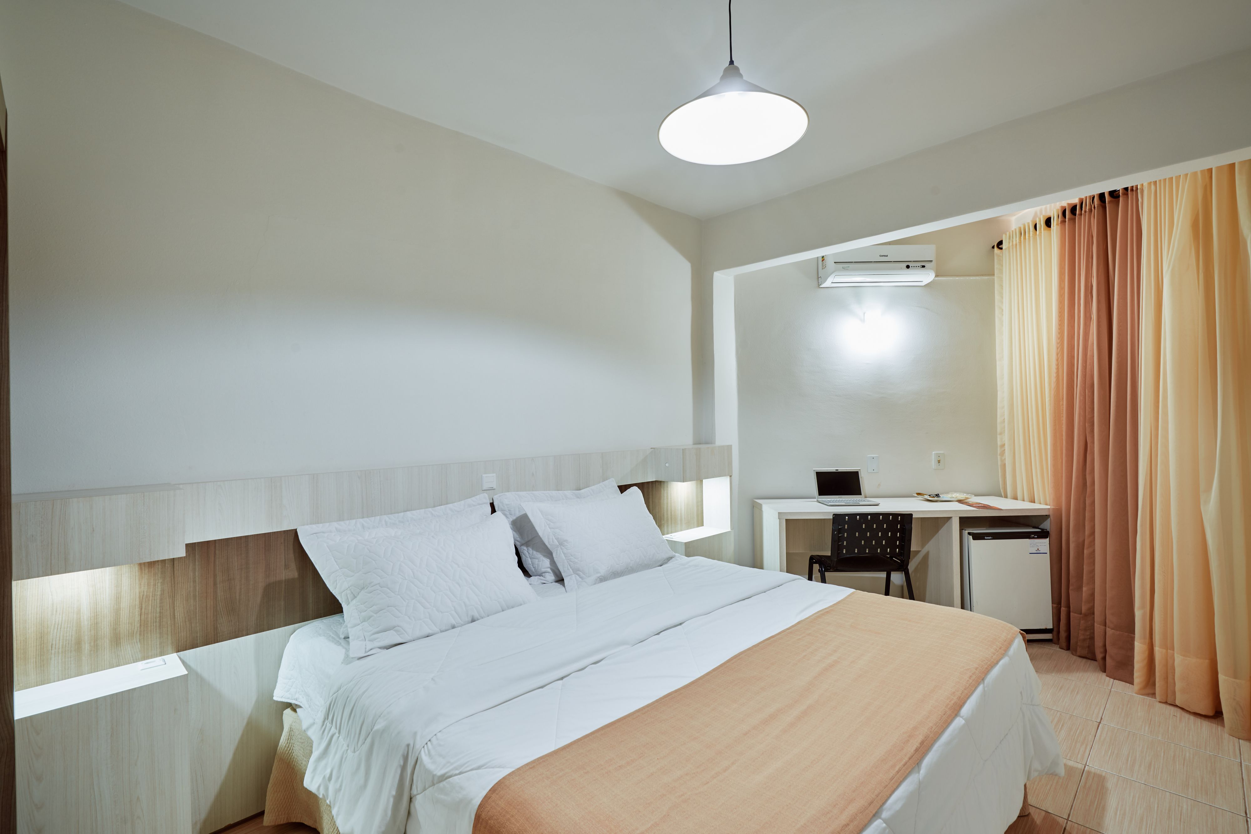Quarto casal superior | Frigobar, cofres nos quartos, escrivaninha, quartos à prova de som
