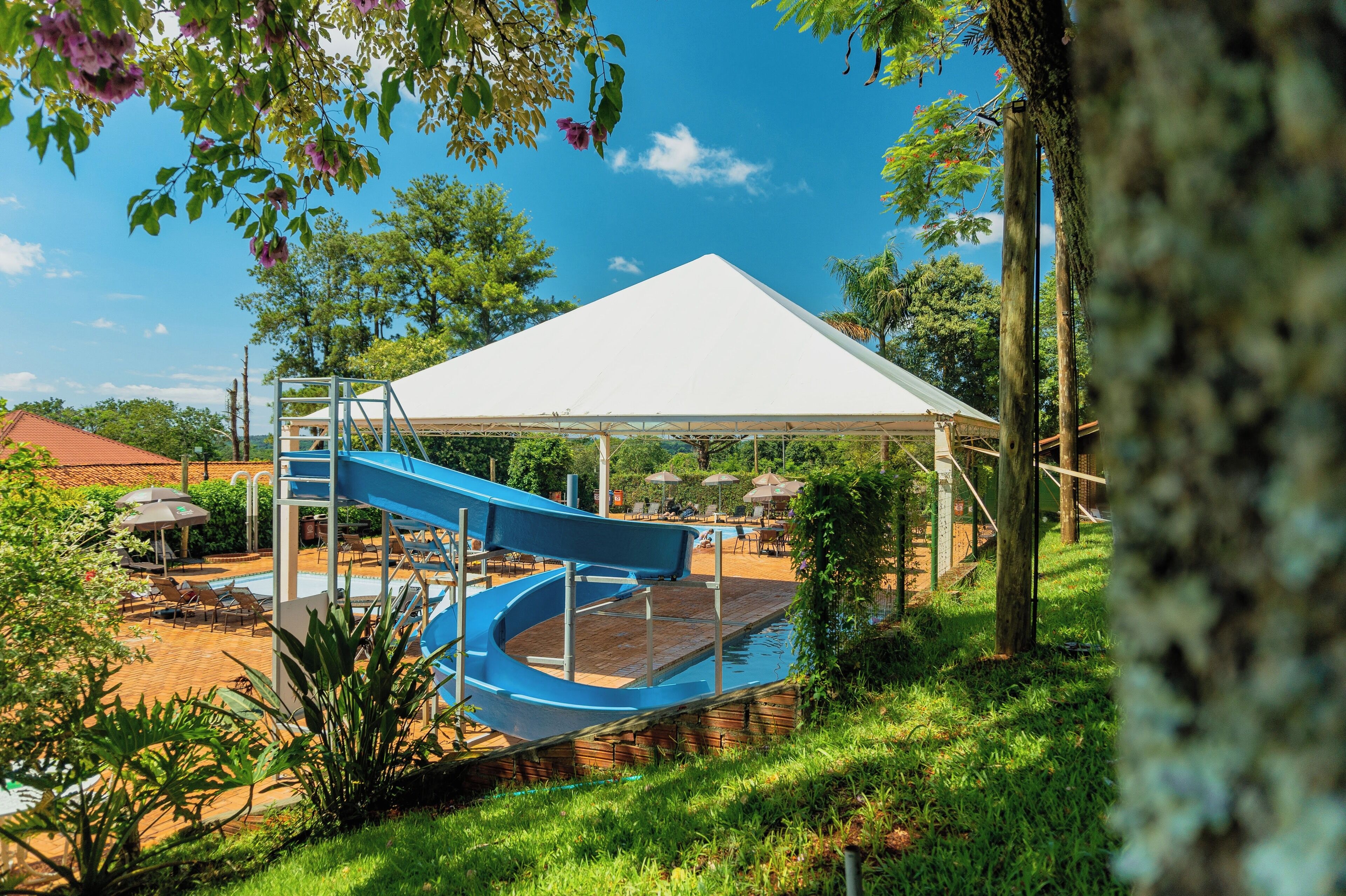 Kolam renang tertutup, kolam renang terbuka 