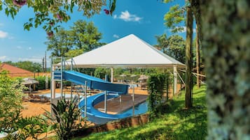 Kolam renang tertutup, kolam renang terbuka