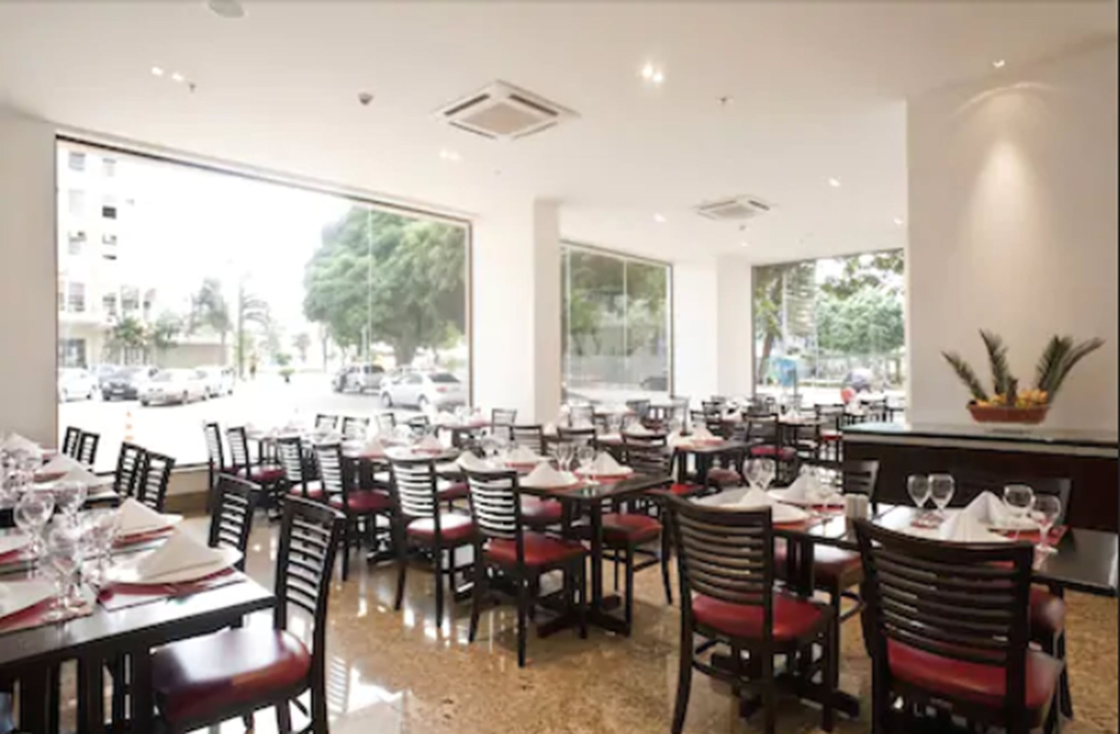 breakfast, lunch, dinner served; international cuisine