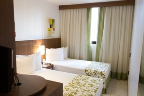 Superior Twin Room | Minibar, in-room safe, desk, blackout drapes - Nobile Suites Monumental (Brasília)