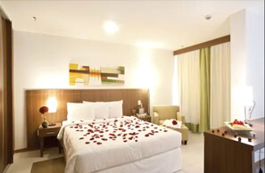 Frigobar, cofres nos quartos, escrivaninha, cortinas blackout