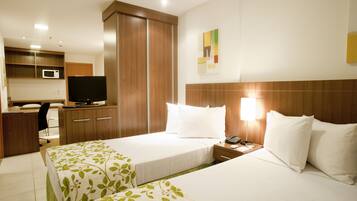 Frigobar, cofres nos quartos, escrivaninha, cortinas blackout