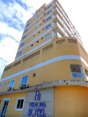 Vista frontal de la propiedad