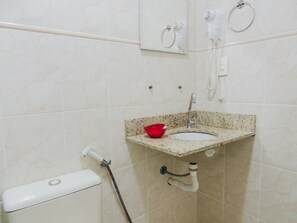Habitación doble estándar | Baño | Tina con regadera, amenidades de baño gratuitas, toallas