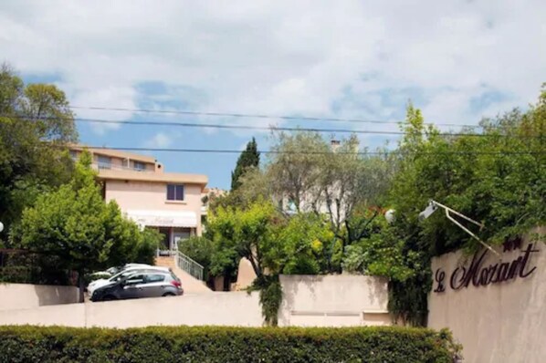 A building with a sign reading "Le Morant" and a parked car in front. - Hôtel Le Mozart (Aix-en-Provence)